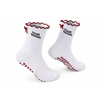 Chaussettes antidérapantes personnalisées blanches à volants avec logo de marque imprimé et points en caoutchouc pour le yoga, usage quotidien intérieur pour femmes