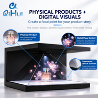 Proyek Kustom Tampilan Holografik 3D Kabinet Piramida Hitam Tampilan Tiga Sisi Platform Produk Putih Presentasi Dalam Ruangan