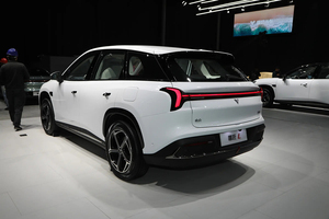 รถยนต์ SUV รุ่น L Range-Extended ปี 2024 ระยะทางวิ่ง 700 กม. มอเตอร์ 150-200 กิโลวัตต์ แบตเตอรี่ 30 กิโลวัตต์ชั่วโมง แรงบิด 300-400 นิวตันเมตร รถยนต์แบบ Range-Extended ยี่ห้อ Nezha - Product Image 5