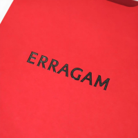 Sac en papier rouge économique avec poignée découpée, sac cadeau en papier avec logo UV, sac en papier avec boîte rouge et processus de gaufrage