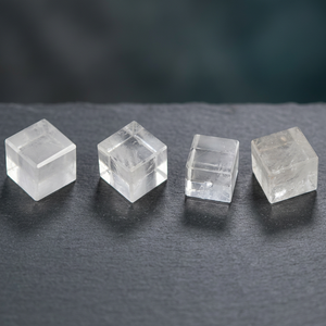 Cristal de pierre précieuse, cube d'agate, sculpté et gravé, art Feng Shui, objet de collection, cristaux Rozrin - Product Image 3