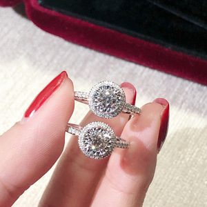 Anello classico con pietra rotonda a quattro punte per donna, gioielli di moda dal design elegante intarsiato - Product Image 2