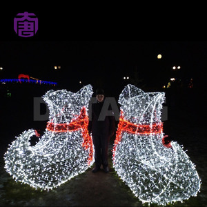 Créez un point focal festif avec une décoration géante de botte de Noël à LED - Product Image 3