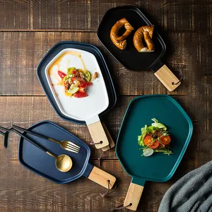 Поднос для еды в скандинавском стиле для ресторана, отеля, западного производства, матовая керамическая тарелка для салата и стейка чистого цвета с деревянной ручкой