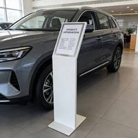Expositor de Pedestal Metálico Acrílico Curvo en Forma de L Minimalista Premium para Señalización Comercial en Concesionarios de Automóviles y Entradas de Centros Comerciales
