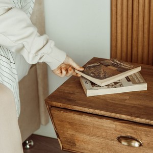Table de chevet latérale en bois au design moderne et luxueux avec tiroir intelligent Mobilier de maison de haute qualité pour chambre à coucher et école - Product Image 4