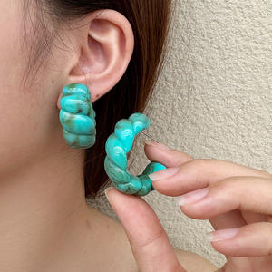 DUYIZHAO Vintage europeo e americano gioielli di moda colorato acrilico testurizzato forma C <span class=keywords><strong>orecchini</strong></span> ritorti per le donne regalo - Product Image 6