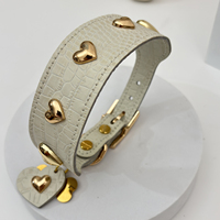 Collier pour chien en cuir de vachette pleine fleur texturé alligator, orné de cœurs métalliques dorés, pour chiens de petite et moyenne taille