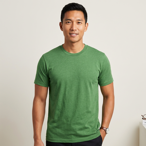 Camiseta informal de manga corta con cuello redondo de algodón verde liso y corte regular para hombre - Product Image 3