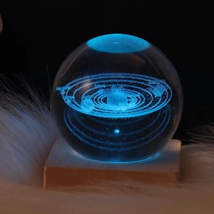 Bola de Cristal Grabada, Lámpara Nocturna Moderna, Base Luminosa LED con Láser USB, Regalo Navideño - Product Image 1