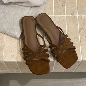 Sandalias de tacón alto fino de satén con punta cuadrada para mujer, estilo romano, con hebilla única, para exteriores, calzado casual, novedad de verano 2026 - Product Image 2