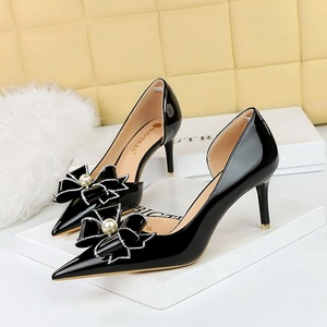 Nouvelle Chaussure Simple à Bout Pointu et Découpes Latérales en Cuir Verni Brillant avec Nœud en Perles et Strass, Collection 2023, Meilleure Vente - Product Image 3