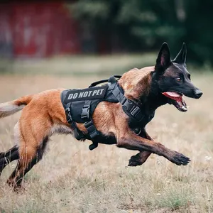 เสื้อกั๊กสายรัดสุนัขผ้าไนลอนอ๊อกฟอร์ดมีที่จับสำหรับฝึกยุทธวิธี K9ออกแบบได้ตามต้องการ