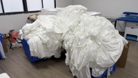 Parure de lit d'hôpital de luxe 5 étoiles en coton 100% tissé 300T durable, draps plats blancs, taies d'oreiller et housse de couette personnalisables avec logo