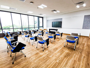 Silla de sala de entrenamiento con patas cromadas para estudio escolar y de salón, plegable con mesa adjunta para uso en el aula - Product Image 5
