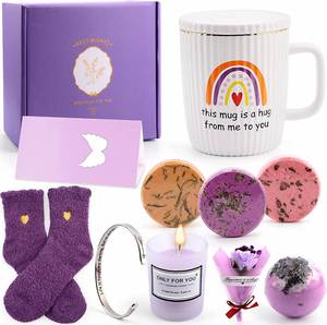 Nouveautés 2024 - Coffret cadeau de couleur violette avec chaussette en peluche, carte de vœux, bougie parfumée, boule de bain - Cadeaux uniques pour femmes pour une prompte guérison - Product Image 1