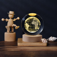 Vente en gros de boules de cristal gravées au laser 3D personnalisées, système solaire, boule de galaxie gravée dans le verre avec lumière nocturne LED en bois
