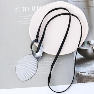 Collar de cuero de diseño moderno para mujer y niña, colgante geométrico grande ajustable, cadena de cuerda negra, joyería - Product Image 3