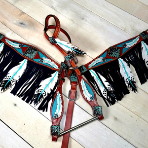 Ensemble de harnais équestre décoratif en cuir occidental personnalisé avec logo, franges en plumes et incrustations turquoise pour l'équitation 2026 - Product Image 1