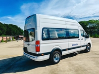 Bus Foton Toauo 15 places, version électrique pure, batterie 100 kWh, autonomie 301-400 km, puissance 130 kW, moins de 6 mètres.