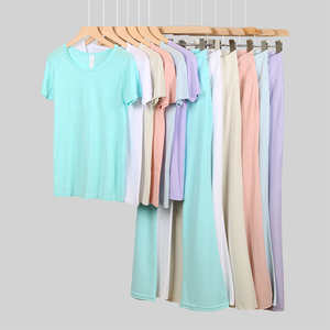 Ensemble de yoga 2 pièces pour femme : T-shirt court respirant à séchage rapide et leggings taille haute sculptants, couleur unie, logo personnalisé sur le devant - Product Image 1