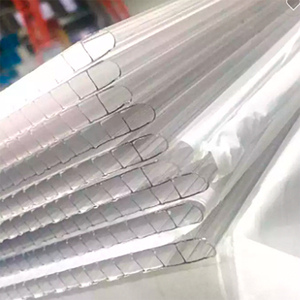 Hojas de techo de <span class=keywords><strong>policarbonato</strong></span> de pared doble de diseño moderno <span class=keywords><strong>6mm</strong></span> 8mm <span class=keywords><strong>precio</strong></span> bajo para aplicaciones de almacén de parque de hotel al aire libre en Kenia - Product Image 3