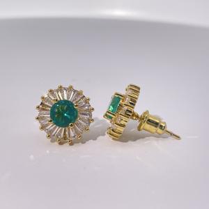 Pendientes de Botón Clásicos y Elegantes de Lujo para Mujer de Tianyu Gems, Hechos de Latón Chapado en Oro con Circonita Verde y Blanca con Corte Esmeralda - Product Image 6
