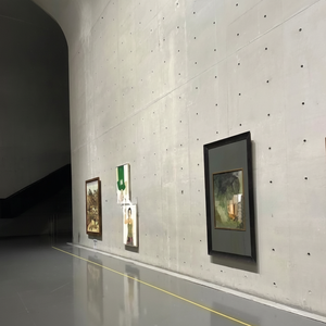 บอร์ดแขวนคอนกรีตรูหนอนแบบมีรูพรุนสำหรับการตกแต่งภายในเชิงพาณิชย์หอศิลป์ - Product Image 1