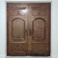 Porte battante à double feuille en cuivre orné, artisanale, de qualité supérieure, de style vintage, pour cour de villa élégante