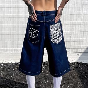 กางเกงยีนส์ขาสั้นผู้ชายทรงแบ็กกี้ สไตล์ Y2K พร้อมโลโก้ปัก - Product Image 2