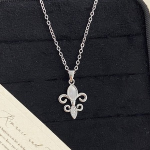 [ Préface de poème ] Collier ras-du-cou en alliage avec pendentif croix style pièce de monnaie ancienne, fleur d'iris naturelle et chaîne à maillons en coquille blanche - Product Image 1