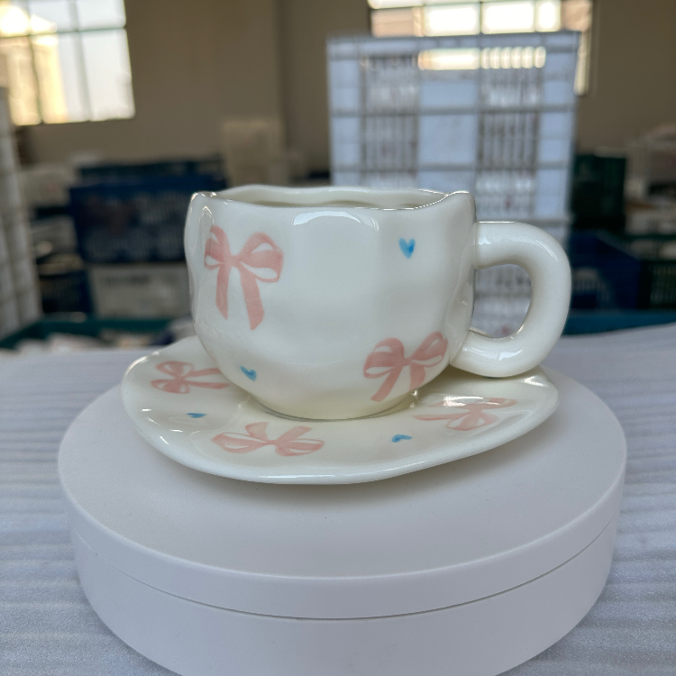Tasse rose à gros nœud papillon, 300 ml, plat de 16 cm.