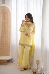 Ensemble trois pièces tendance jaune en faux georgette avec intérieur en micro-coton, haut et pantalon élégants et dupatta haut de gamme pour un look tendance - Product Image 2