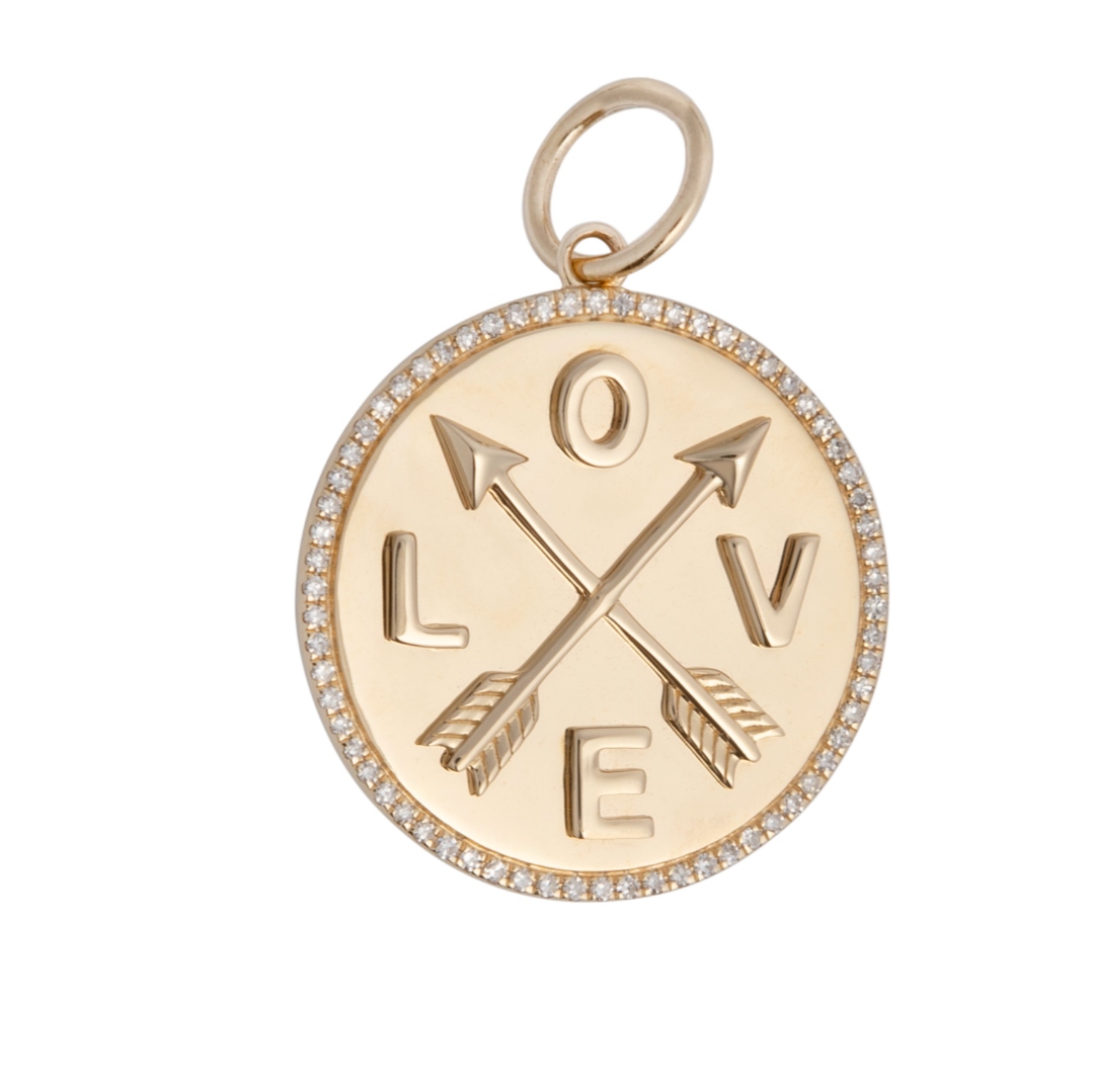 Pendentif rond LOVE lettre-flèche croisée