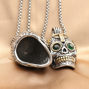 Collar de Hombre Punk Retro con Colgante de Calavera de Acero Inoxidable y Ojos de Gemas Verdes - Product Image 3