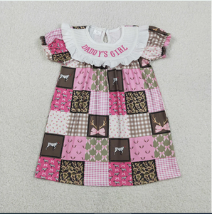 Lindo Conjunto de Vestido de Verano para Niñas con Estampado a Cuadros, Bordado 'Daddy's Girl' y Lazos Rosas, Modelo GSD3484, Largo hasta la Rodilla - Product Image 1