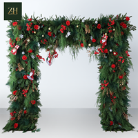 Mur de fleurs de Noël artificielles avec des roses rouges et blanches, des poinsettias, des étoiles dorées, toile de fond florale artificielle pour fête de Noël
