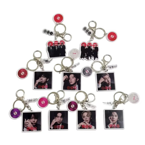 Llavero acrílico K-POP BT al por mayor, con foto digital AR de la gira mundial 2026, dijes de miembros del grupo <span class=keywords><strong>para</strong></span> fans, colgante <span class=keywords><strong>para</strong></span> bolsa de regalo - Product Image 1