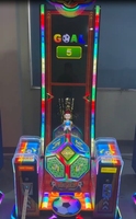 Machine de jeu d'arcade multicolore du monde du football à pièces carrés machine d'amusement de jeu de cube tournant pour FEC