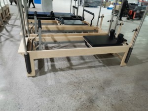 Máquina de Pilates Reformer de Arce Blanco de Buena Calidad con Banda de Resistencia Cadillac Reformer SRP06 - Product Image 5