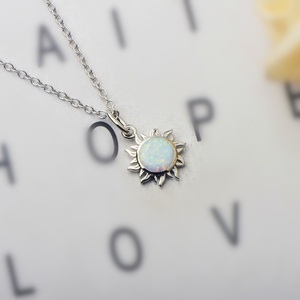 Collana con catena a maglia in lega di rame placcata argento con opale sintetico da donna, stile Hawaii Beach The Sun, per anniversario - Product Image 5
