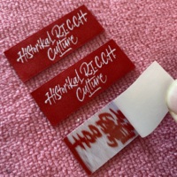 Étiquettes tissées thermocollantes de marque Soft Edge, étiquettes tissées résistantes à repasser à l'intérieur pour cravates