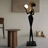Lampe sur pied décorative en résine avec abat-jour en verre, sculpture abstraite en forme de personnage tenant une boule, pour salon