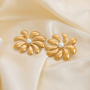 Boucles d'oreilles clous fleuris plaqué or 18 carats avec perle sertie clos, pour usage quotidien - Product Image 3