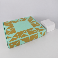 Boîte d'expédition PR en carton ondulé de luxe personnalisée avec logo en feuille d'or pour kit cadeau promotionnel influenceur