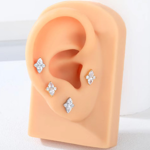 Boucles d'oreilles clous en alliage de titane pour piercing d'oreille et de lèvre, bijoux à usage quotidien, sertissage à griffes - Product Image 2