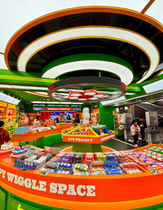 Vitrine colorée style Wiggle pour collection de jouets tendance, figurines de culture pop, conception de magasin de détail clé en main - Product Image 4