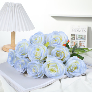 ช่อดอกกุหลาบประดิษฐ์สีฟ้าใสแบบผ้าไหม สำหรับตกแต่งบ้านและงานแต่งงาน - Product Image 3