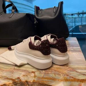 Zapatos deportivos transpirables de diseñador de lujo para hombre, zapatos informales con cordones Mqqueen, zapatos gruesos de tendencia a la moda, zapatos atléticos antideslizantes - Product Image 1