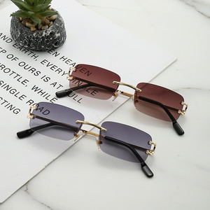 Gafas de sol sin montura Ins para hombre, lentes de aleación cuadradas degradadas, diseño de letra C, piernas, tonos solares para mujer - Product Image 1
